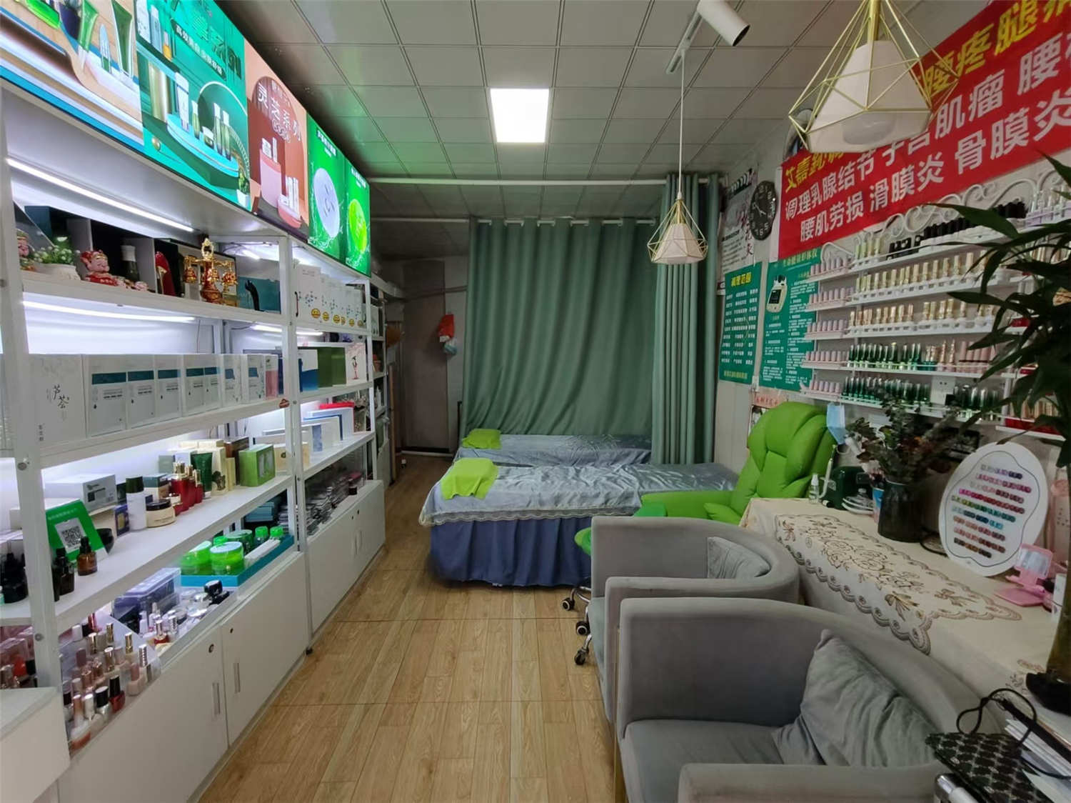 宅吉路临街6年美甲店转让 可空转